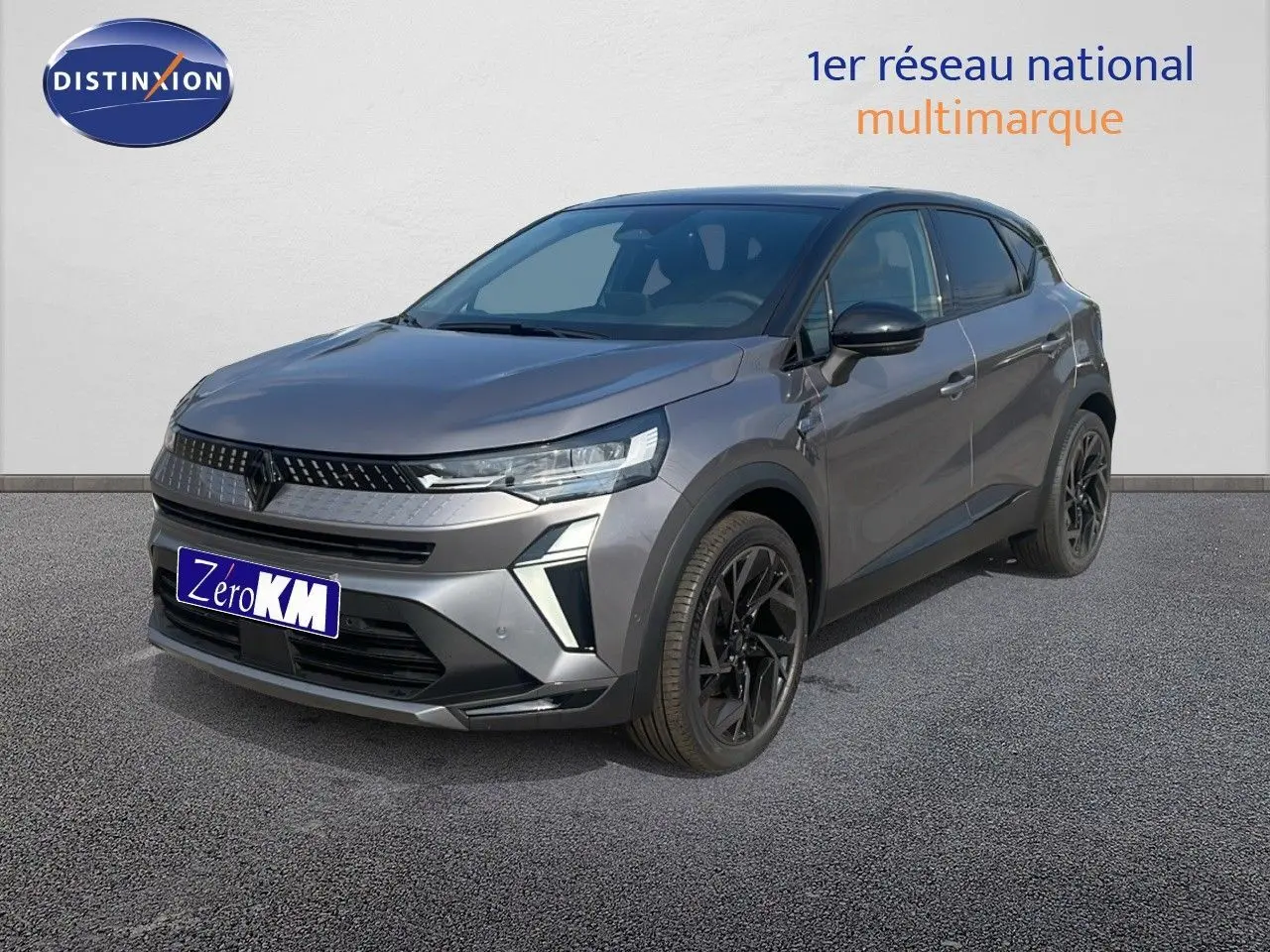 Renault Captur E-Tech hybride gris Cassiopée 3/4 avant droit avec toit noir et jantes noires distinctives.