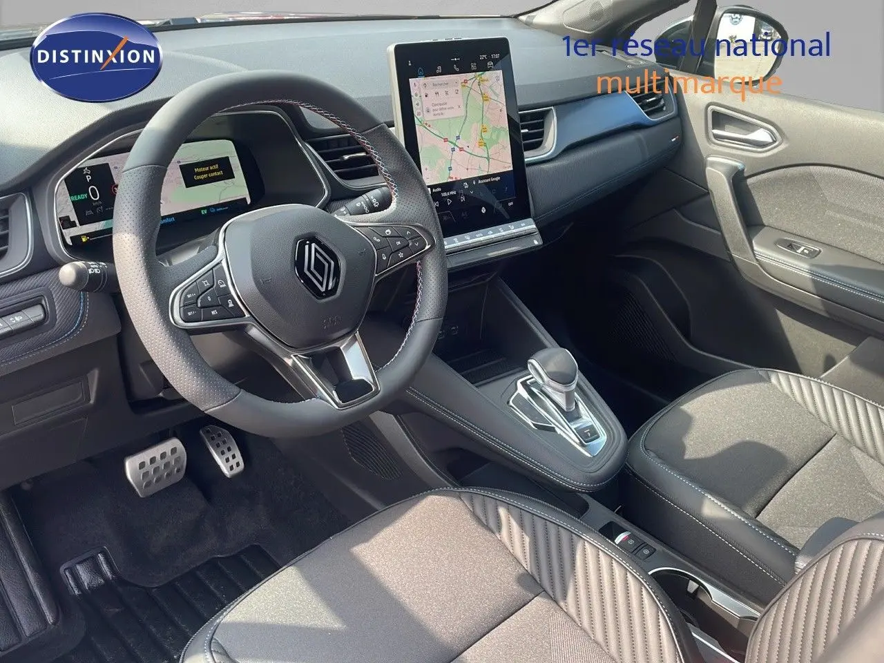 Intérieur avant droit du Renault Captur E-Tech hybride 2025, avec tableau de bord numérique et sellerie gris cassiopée.
