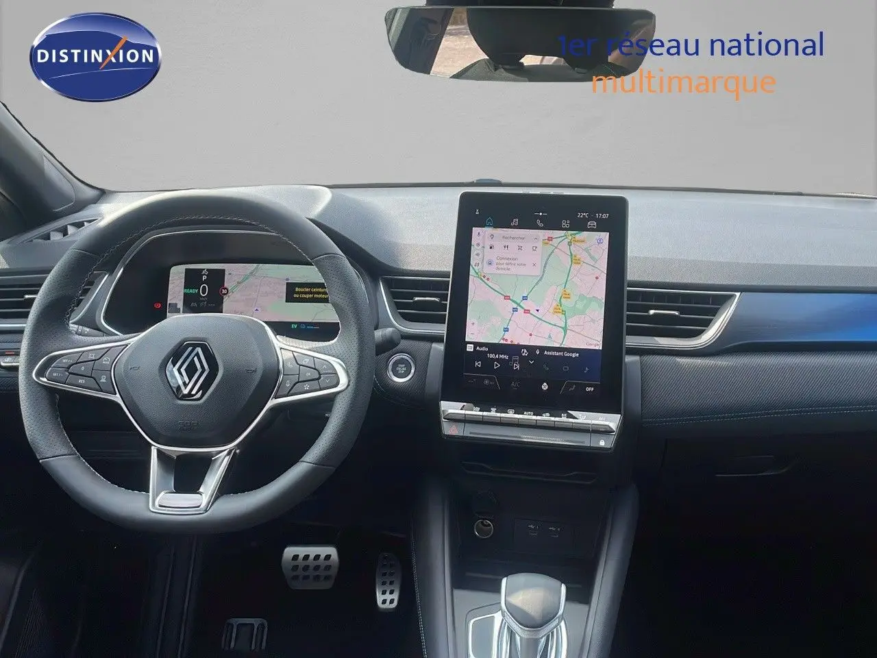 Intérieur de Renault Captur E-Tech hybride 2025, vue frontale du tableau de bord avec écran tactile et volant multifonction.