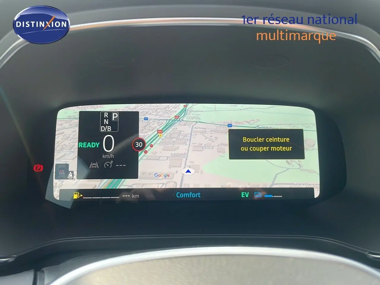Affichage numérique du tableau de bord du Renault Captur E-Tech gris cassiopée, montrant la navigation et alertes sécurité.