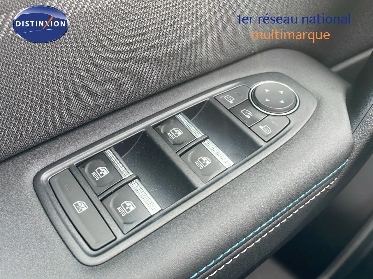 Panneau de commandes des vitres et rétroviseurs côté gauche avec surpiqûres bleues sur Renault Captur gris cassiopée toit noir.