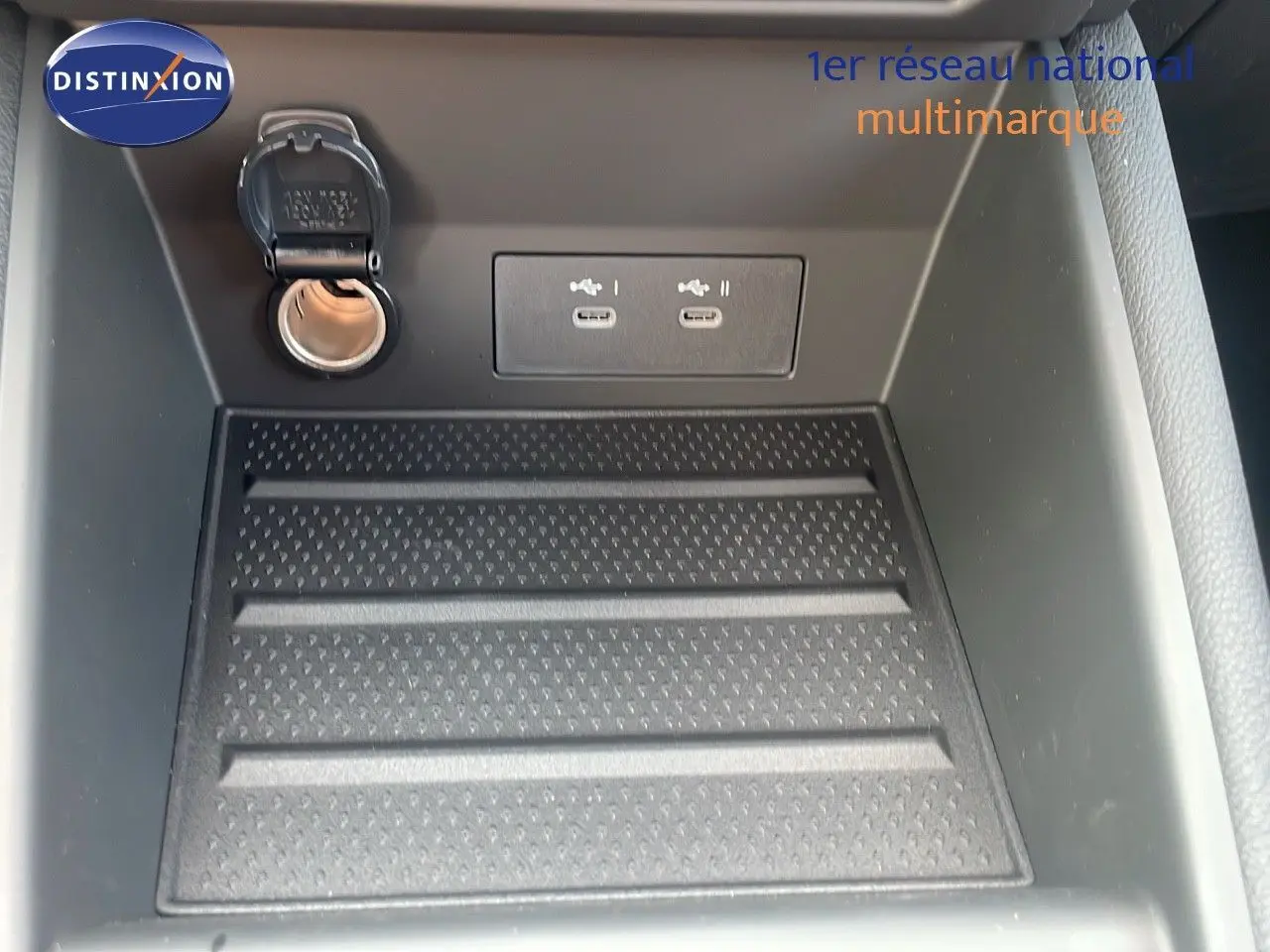 Prise allume-cigare et double port USB dans la console centrale du Renault Captur E-Tech hybride 2025.