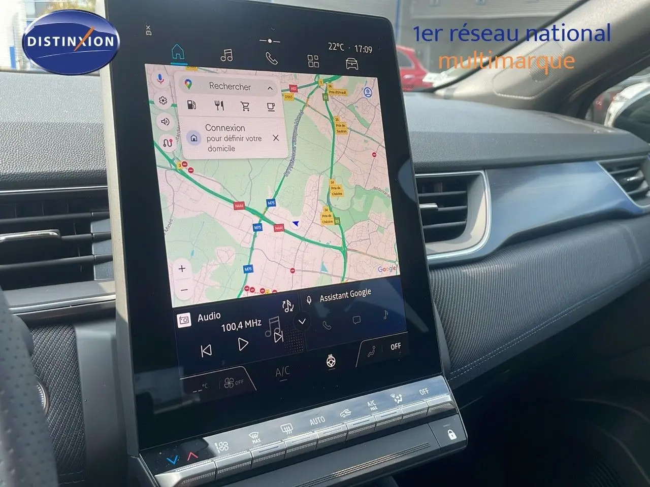 Écran tactile central affichant la navigation GPS dans l'habitacle moderne du Renault Captur gris cassiopée toit noir.