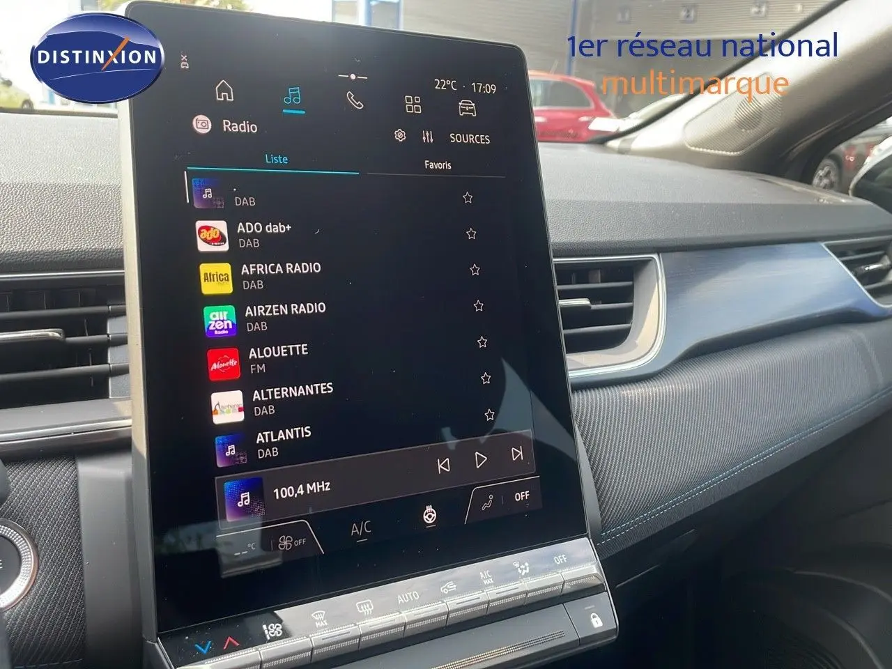 Intérieur du Renault Captur E-Tech Hybrid 2025, tableau de bord et écran tactile central affichant les stations radio.