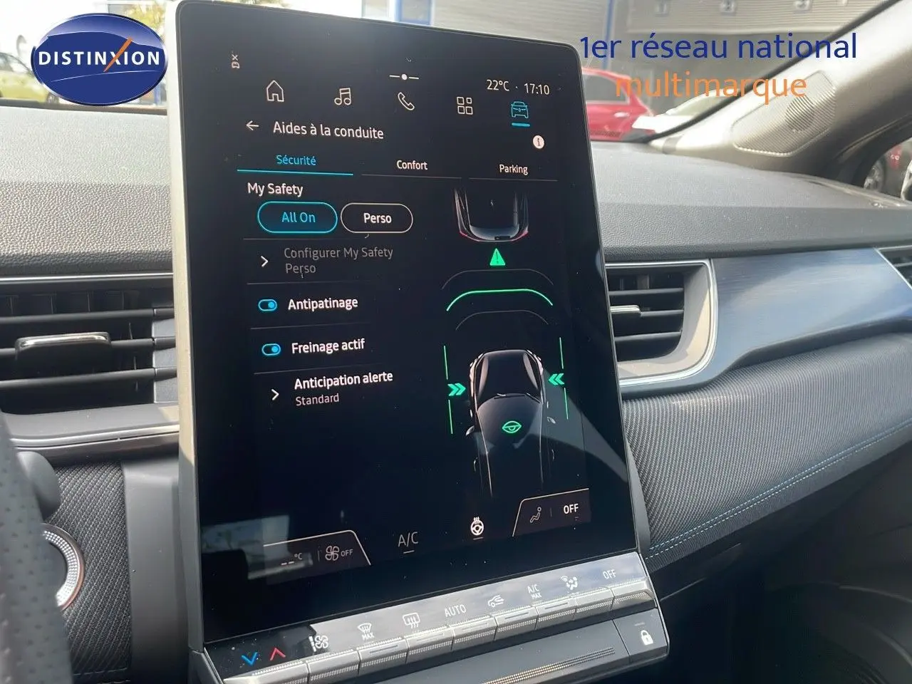 Vue intérieure du tableau de bord du Renault Captur E-Tech hybride 2025, écran tactile central affichant les aides à la conduite.