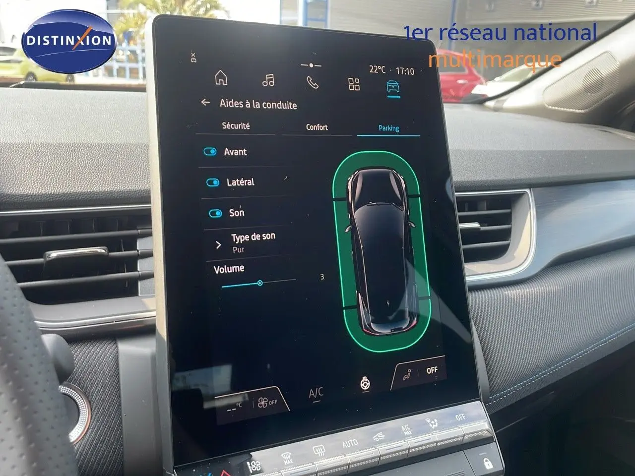 Écran tactile central affichant les aides à la conduite dans l'habitacle du Renault Captur gris cassiopée toit noir.