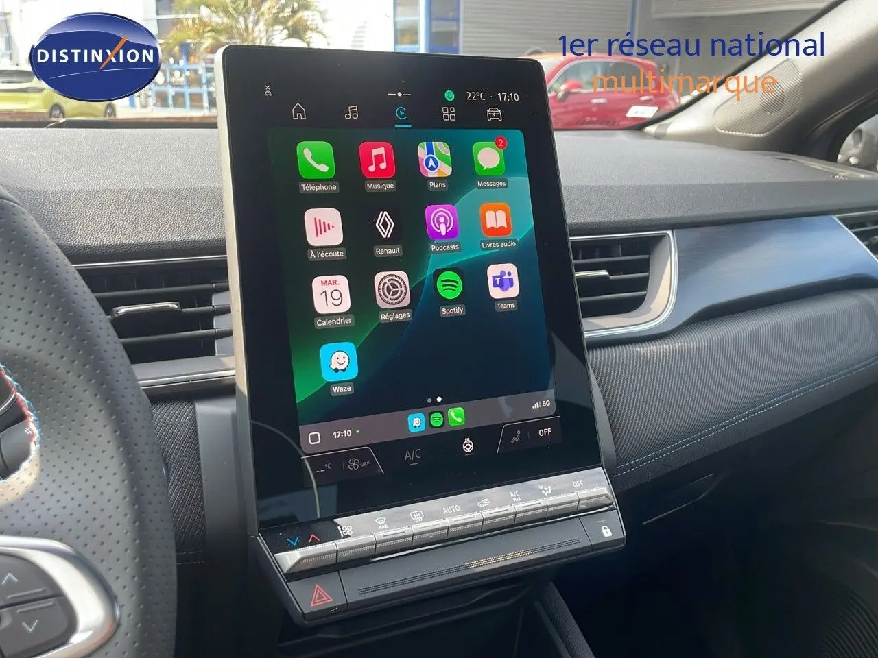 Vue rapprochée de l’écran tactile vertical du tableau de bord du Renault Captur gris Cassiopée avec toit noir.
