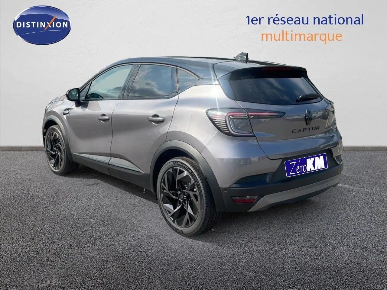 Vue 3/4 arrière droite du Renault Captur gris Cassiopée métal avec toit noir et jantes noires distinctives.