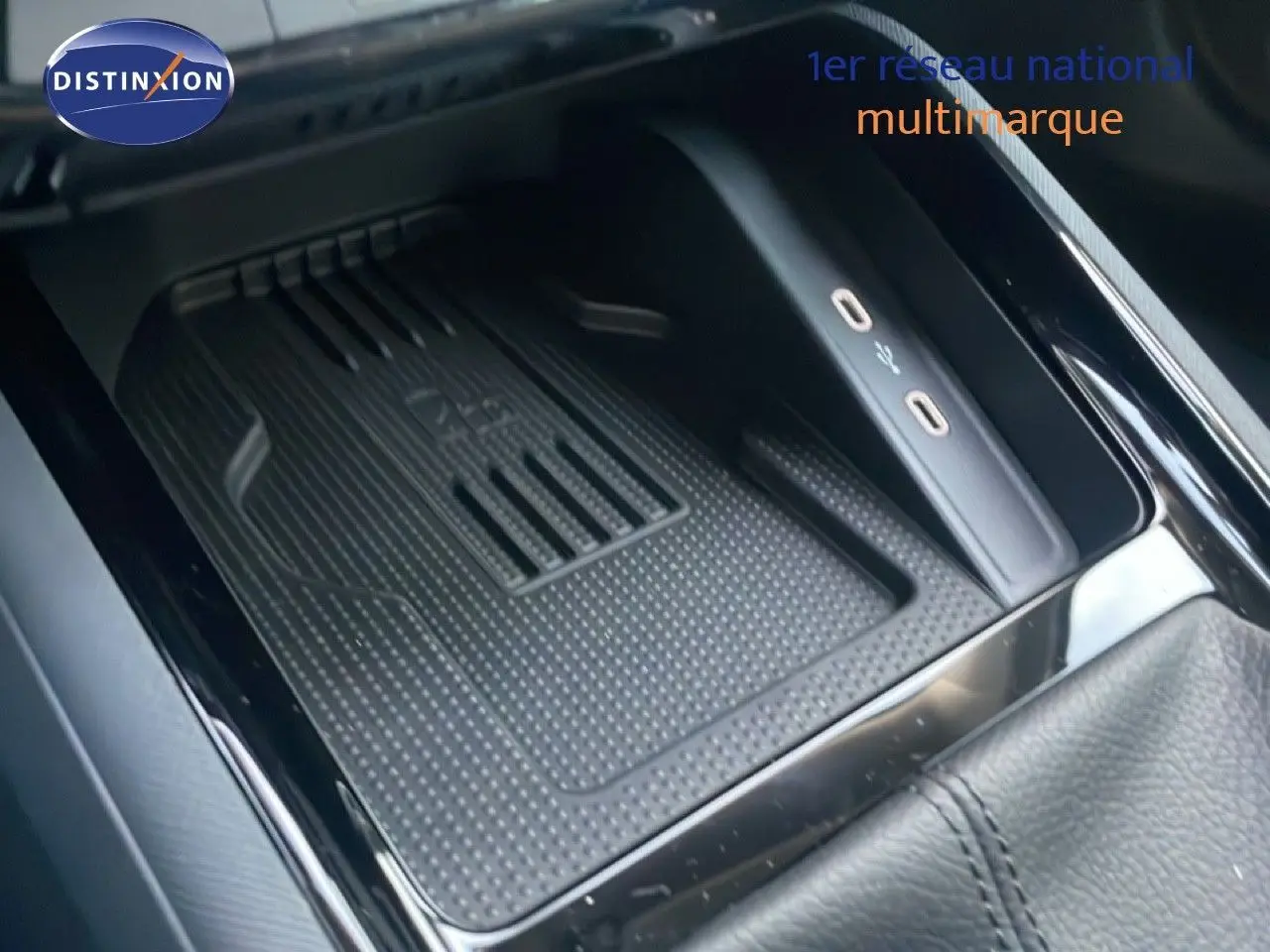 Gros plan sur le compartiment de recharge sans fil et ports USB du Skoda Kamiq gris argent, intérieur noir brillant.