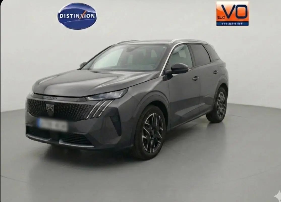 Peugeot 5008 Hybrid gris en 3/4 avant droit, avec jantes alliage 19 pouces et calandre distinctive noire.