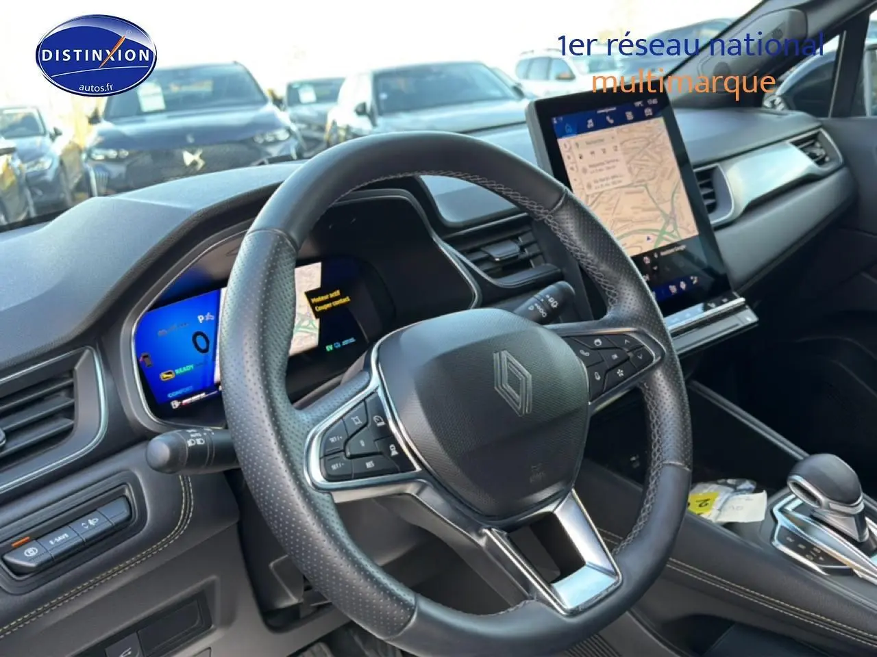 Vue intérieure centrée sur le volant cuir multifonction et l'écran tactile vertical du Renault Symbioz hybride 2025.