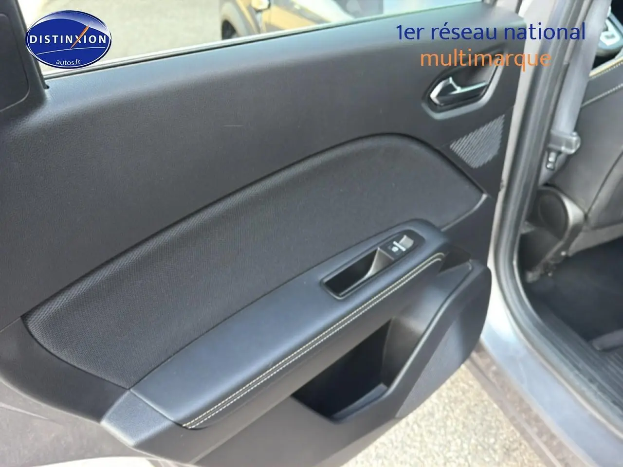 Vue rapprochée de la porte arrière droite grise du Renault Symbioz 2025, avec garniture noire et commande de vitre.