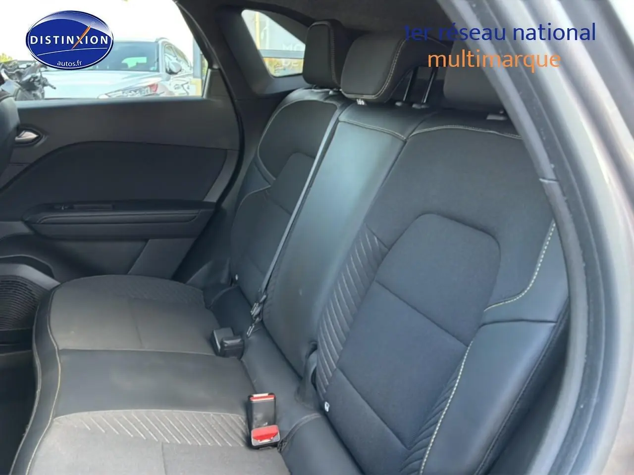 Vue intérieure sur la banquette arrière noire du Renault Symbioz 2025, avec surpiqûres et appuie-têtes visibles.