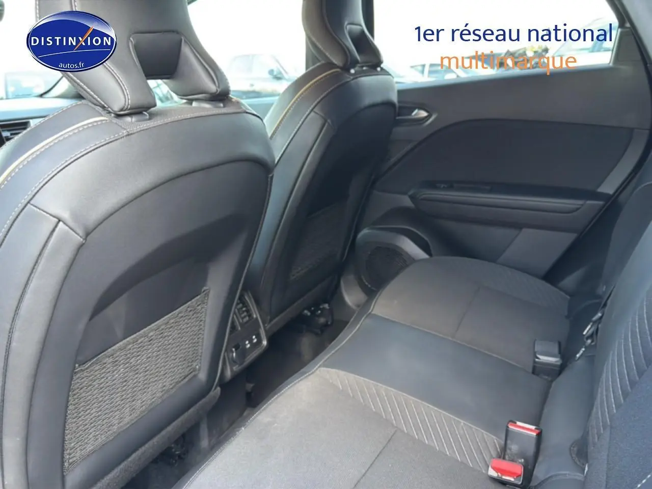 Vue intérieure arrière côté droit du Renault Symbioz 2025, sièges noirs en tissu et cuir avec rangements au dos des sièges avant.