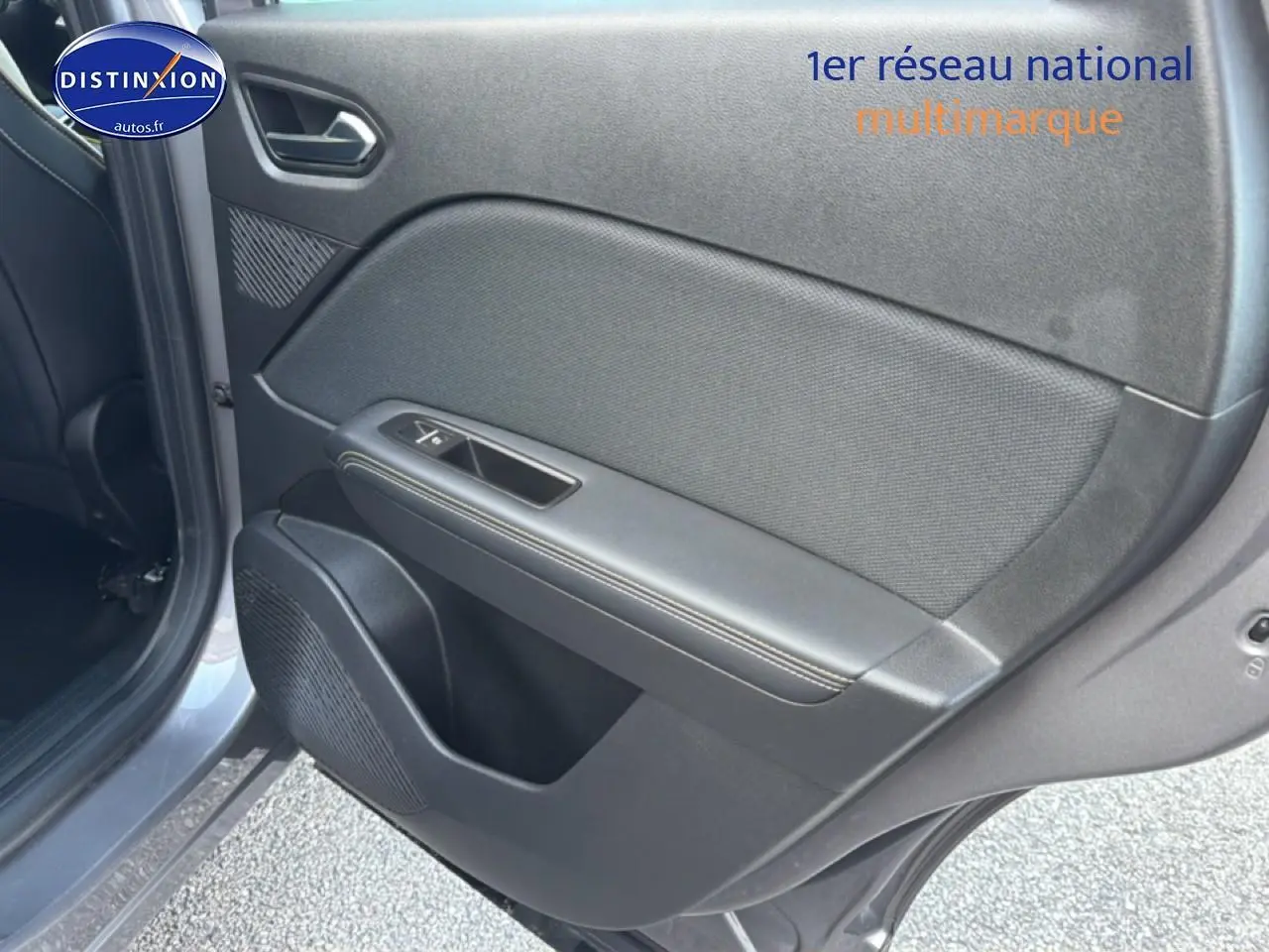 Vue intérieure du panneau de porte arrière droite gris foncé avec commandes de vitre et haut-parleur intégré sur Renault Symbioz 2025.