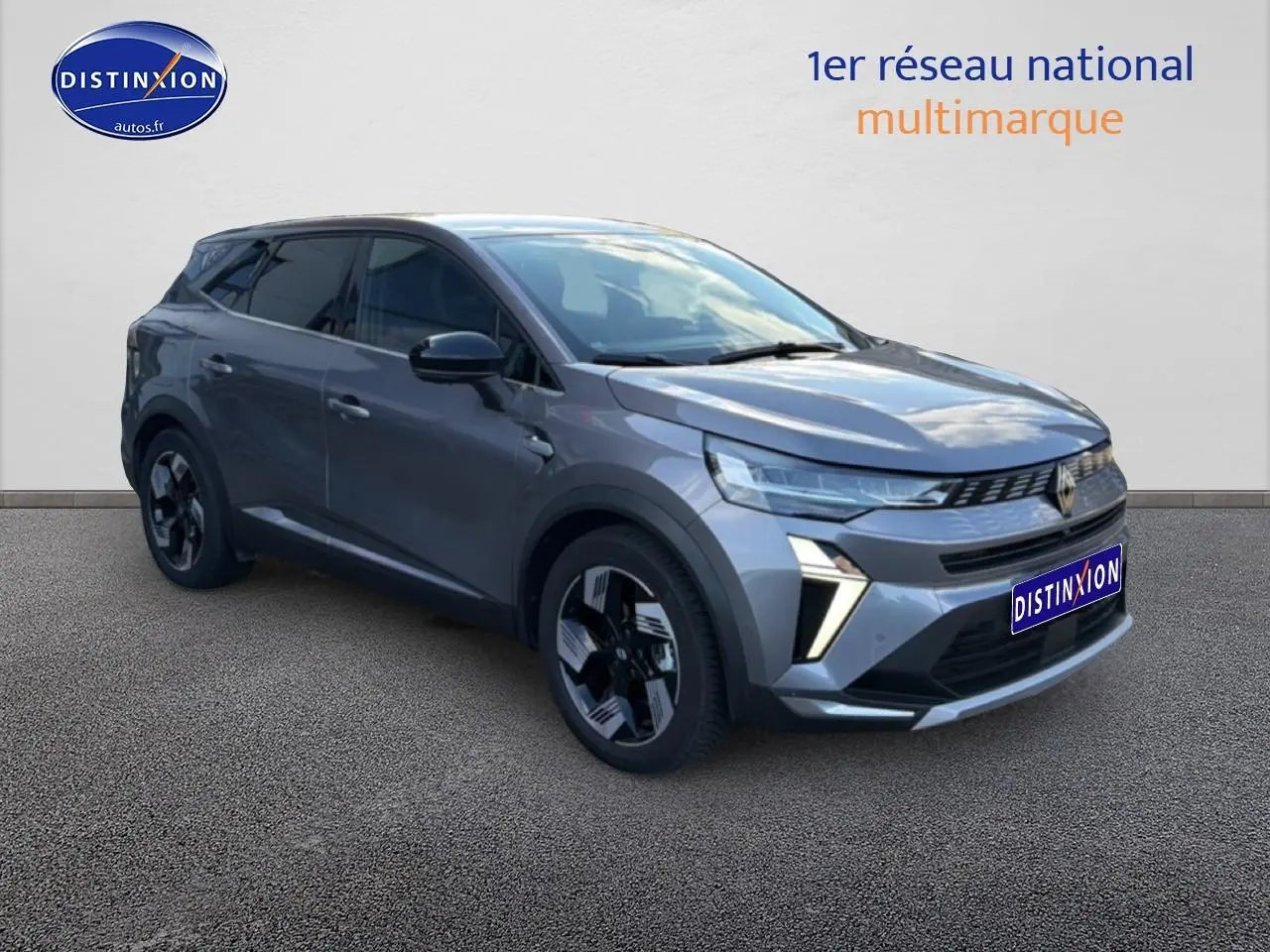 Vue 3/4 avant droit d'un Renault Symbioz gris métallisé avec calandre moderne et jantes au design géométrique.