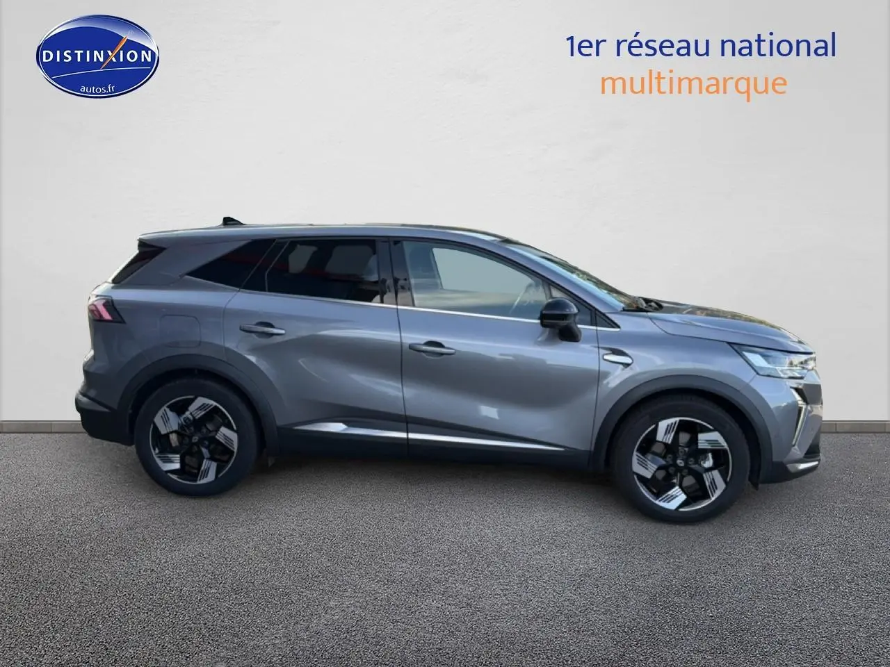 Profil droit du Renault Symbioz 2025 gris métallisé avec jantes noires et vitres arrière surteintées.