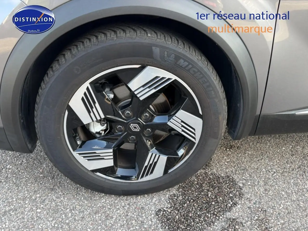 Gros plan sur la roue avant droite noire et argentée du Renault Symbioz 2025, avec logo Renault au centre.