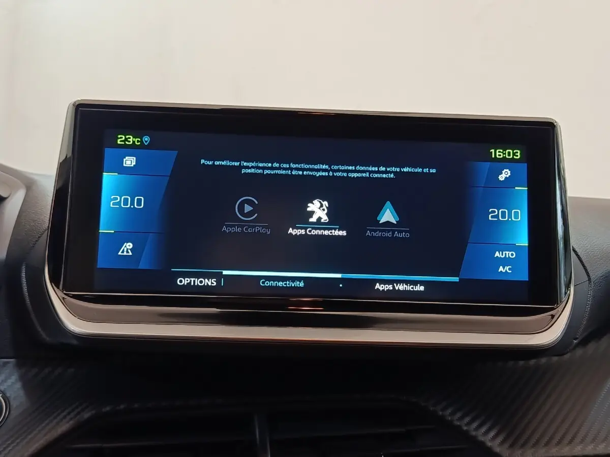 Écran tactile central de 10 pouces du tableau de bord de la Peugeot 208 électrique gris clair, affichant Apple CarPlay et Android Auto.
