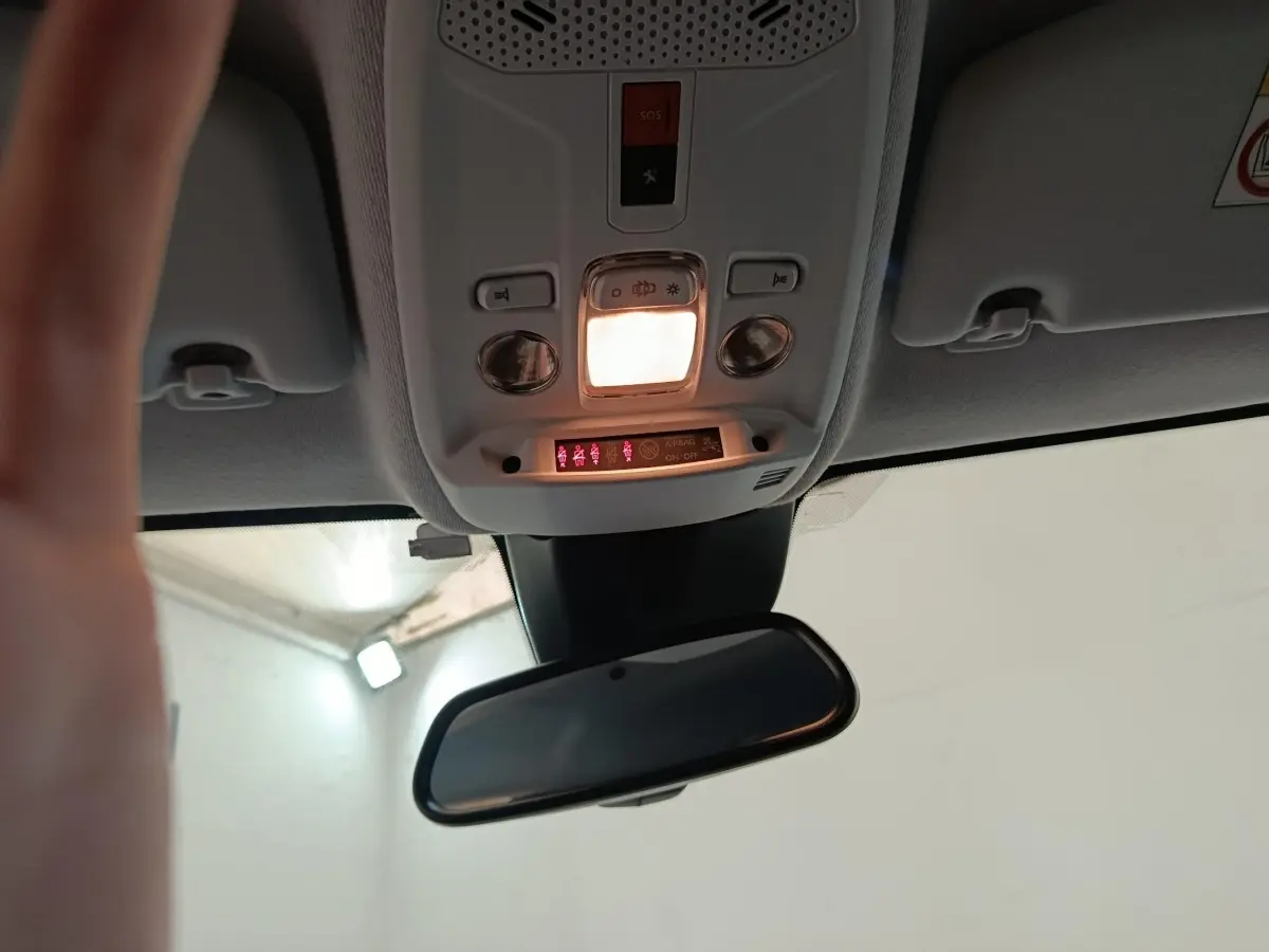 Vue intérieure du plafonnier et du rétroviseur central d'une Peugeot 208 Electrique Roadtrip 2022.
