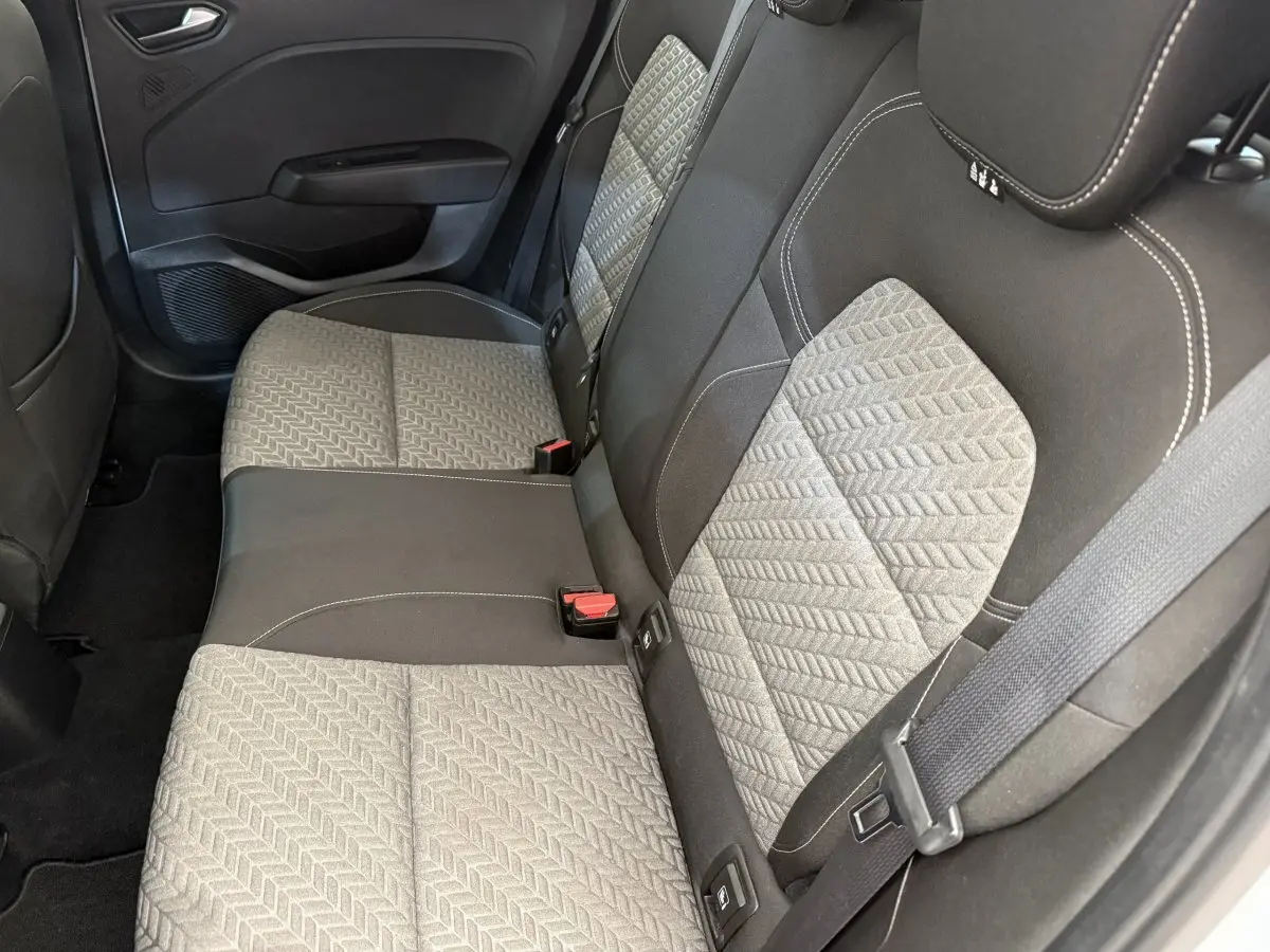 Vue intérieure sur la banquette arrière grise et noire de la Renault Clio Evolution TCe 100 GPL 2023, côté droit.