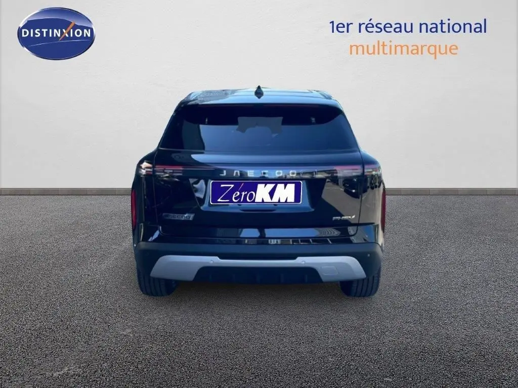 Vue arrière du SUV JAECOO J7 noir carbone métal avec feux arrière fins et logo distinctif lumineux.