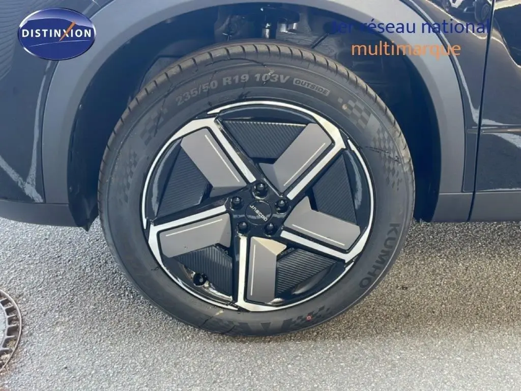 Gros plan sur la roue avant droite du JAECOO J7 noir carbone, avec jante design bicolore et pneu 19 pouces.