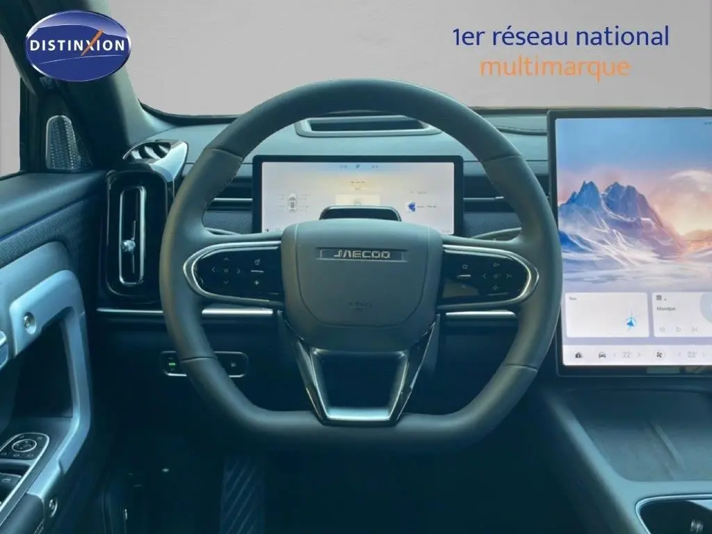 Vue intérieure centrée sur le volant JAECOO noir avec tableau de bord numérique et écran tactile latéral.