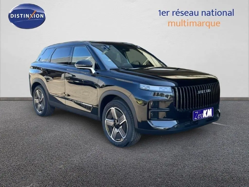 Vue 3/4 avant droit du SUV JAECOO J7 noir carbone métal avec calandre verticale et jantes spécifiques.
