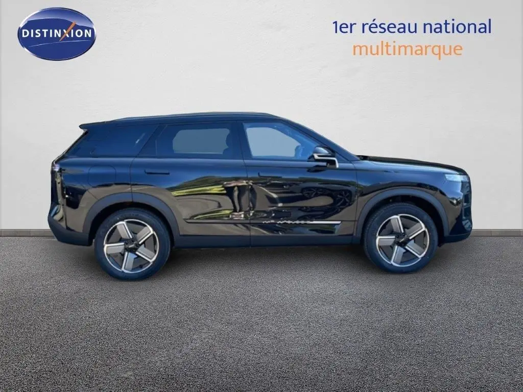 Vue de profil côté gauche du SUV JAECOO J7 noir carbone métal avec jantes alliage et lignes épurées.