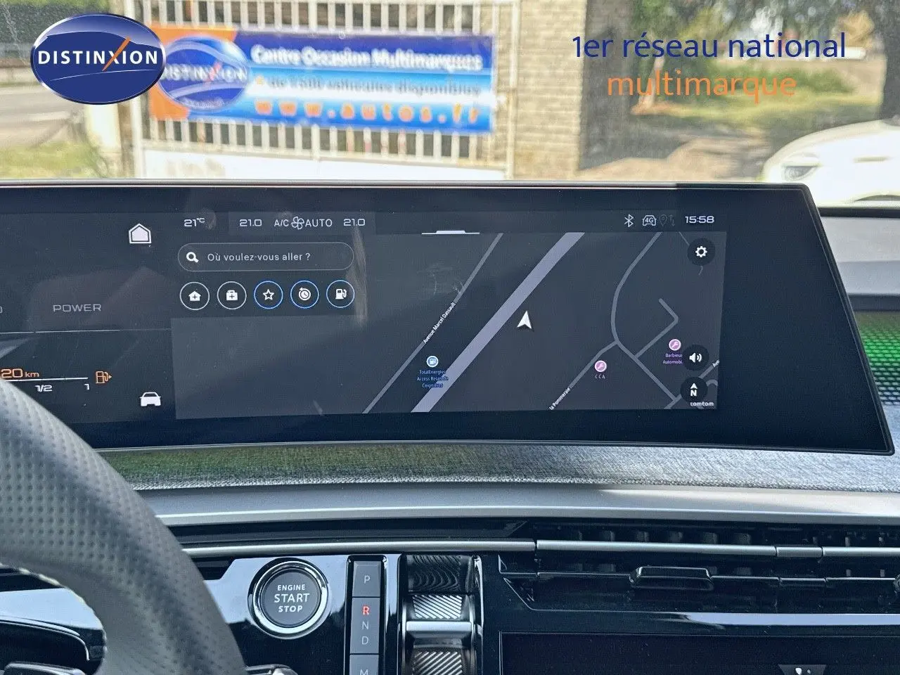 Vue intérieure du tableau de bord du Peugeot 3008 blanc Okenite 2025, avec écran tactile de navigation et bouton start/stop.