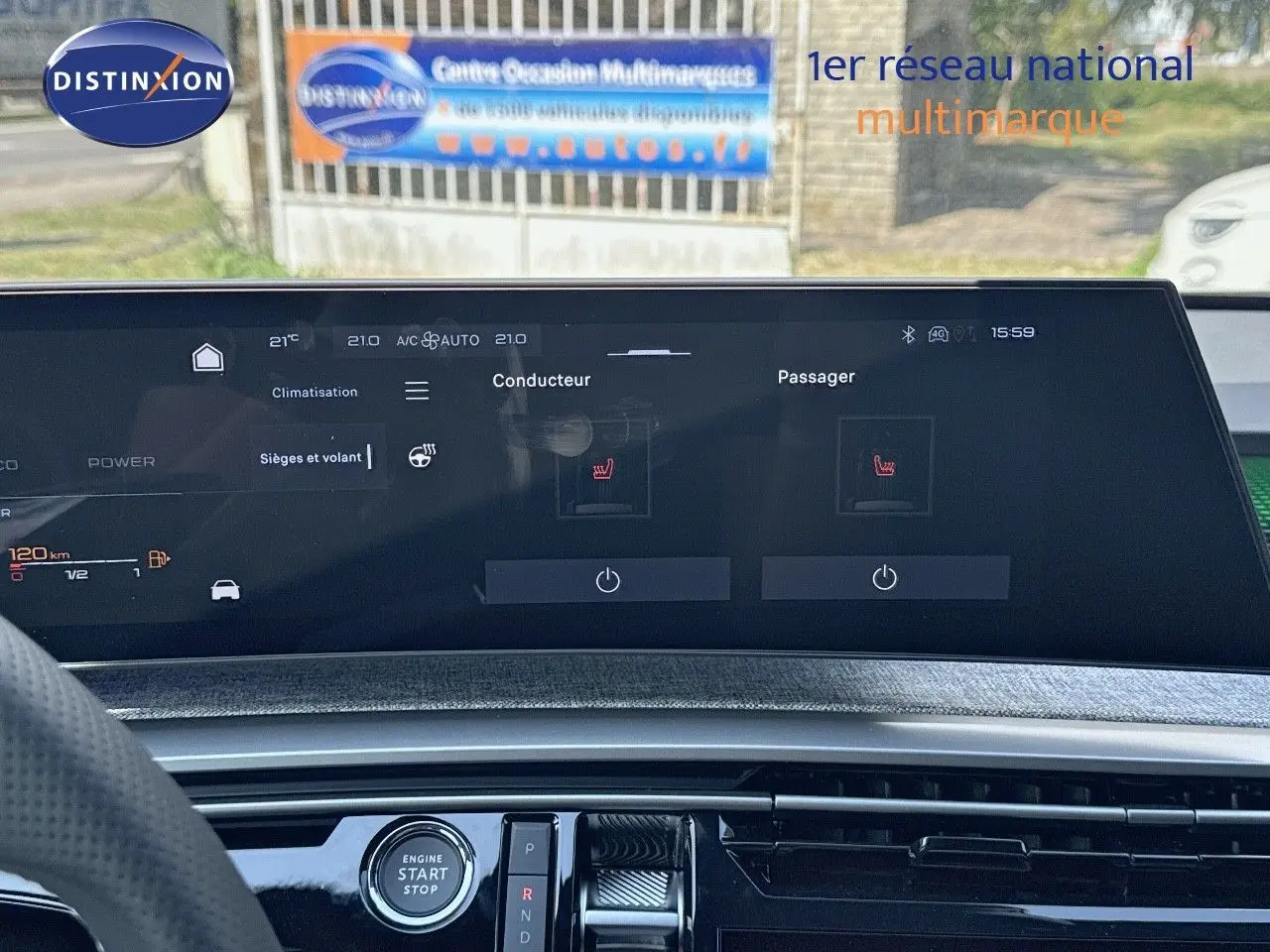 Vue intérieure du tableau de bord du Peugeot 3008 blanc Okenite 2025, écran tactile affichant climatisation et sièges chauffants.
