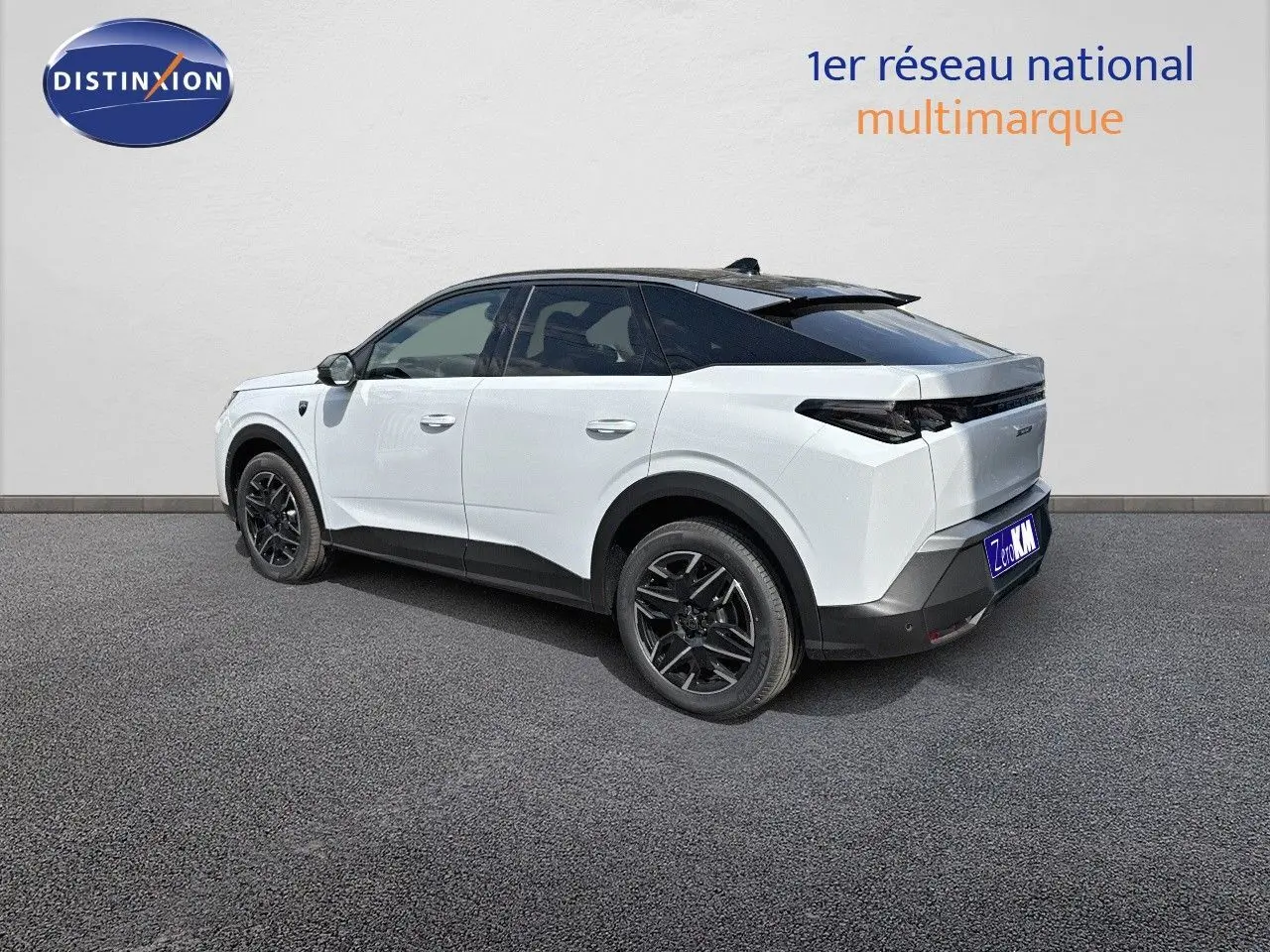 Vue 3/4 arrière droite d'un Peugeot 3008 blanc Okenite avec toit noir et jantes noires, sur fond neutre extérieur.