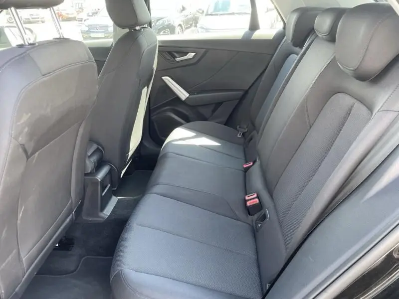 Vue intérieure côté droit des sièges arrière noirs en tissu de l'Audi Q2 TFSI 150CV Advanced S-Tronic 2022.