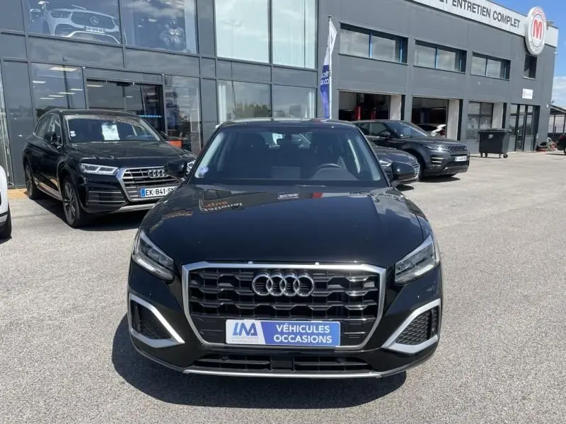 Audi Q2 TFSI 150CV noir métal vue de face, mettant en valeur sa calandre hexagonale distinctive et ses phares LED.