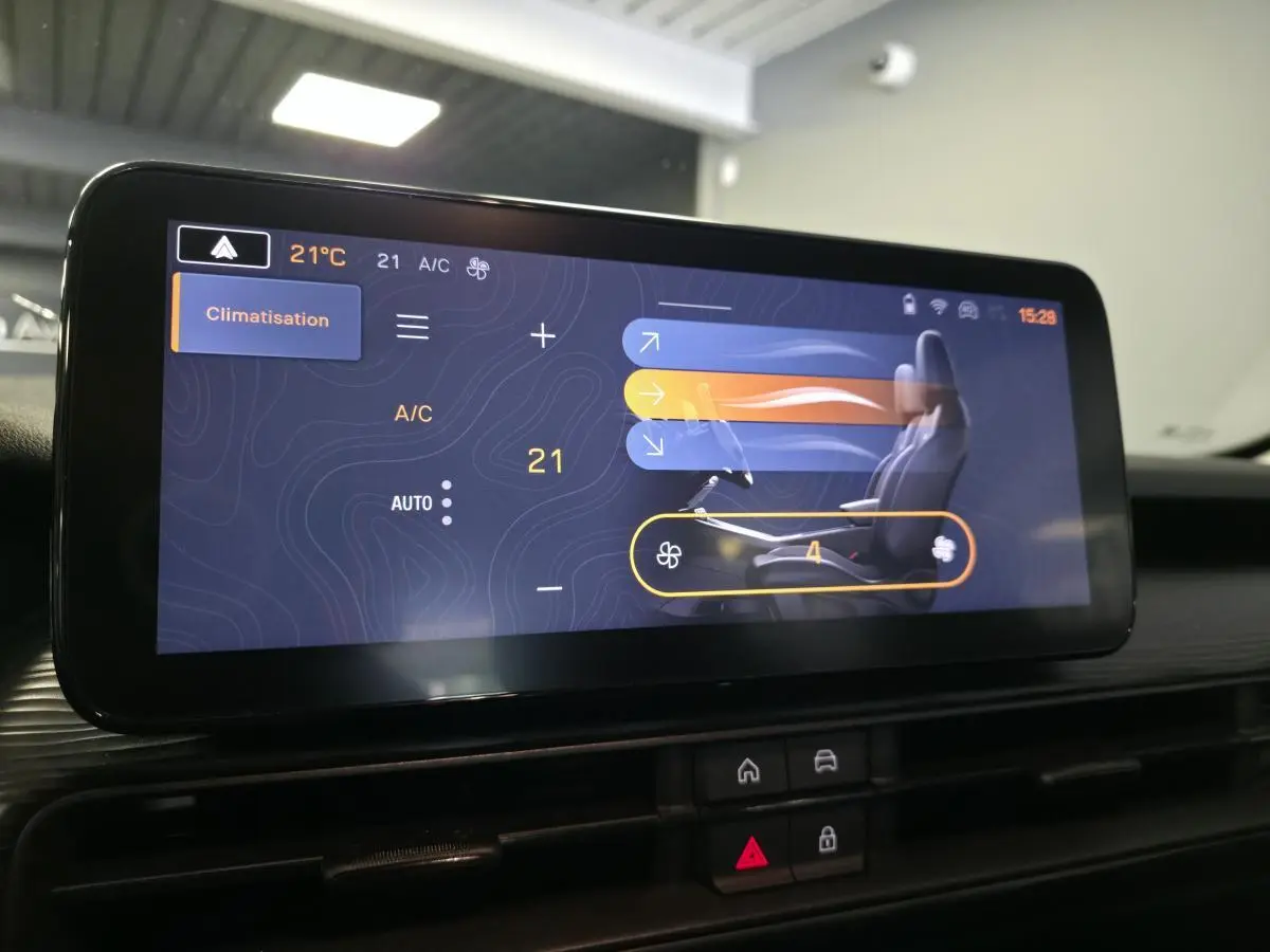 Écran tactile du système multimédia Uconnect 10,25 pouces du Jeep Avenger 2024 affichant la climatisation.