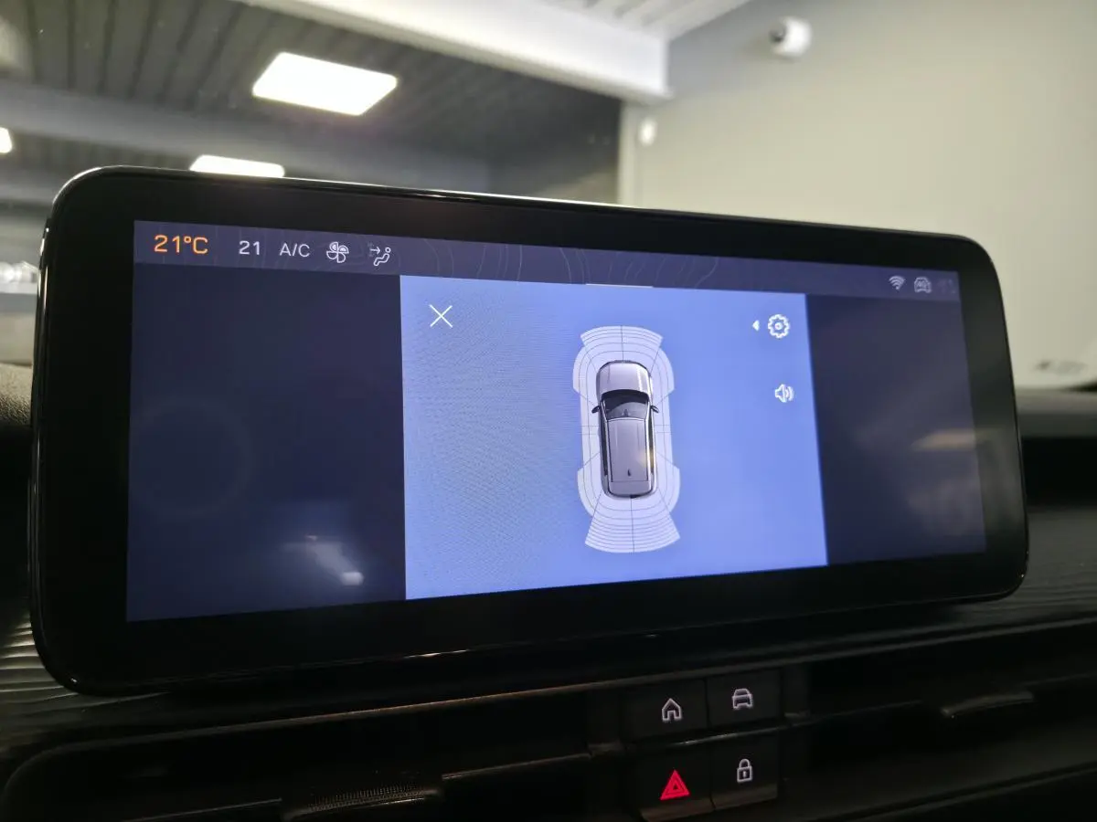 Écran tactile intérieur montrant l'interface d'aide au stationnement du Jeep Avenger 2024 noir.