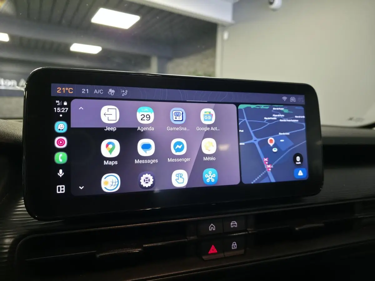 Écran tactile Uconnect 10,25 pouces du Jeep Avenger 2024 affichant navigation et applications connectées.