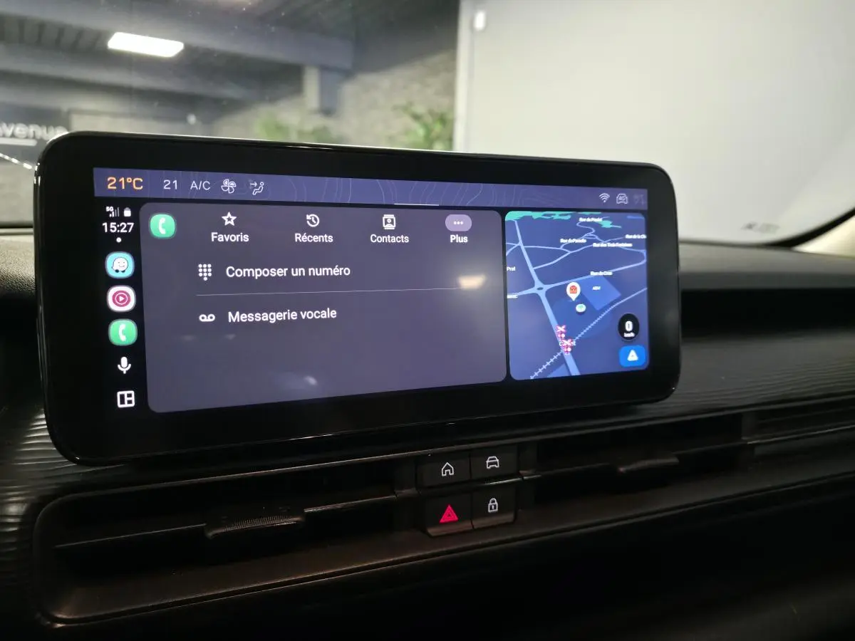 Écran tactile Uconnect 10,25 pouces affichant navigation et appels dans l'habitacle du Jeep Avenger noir.
