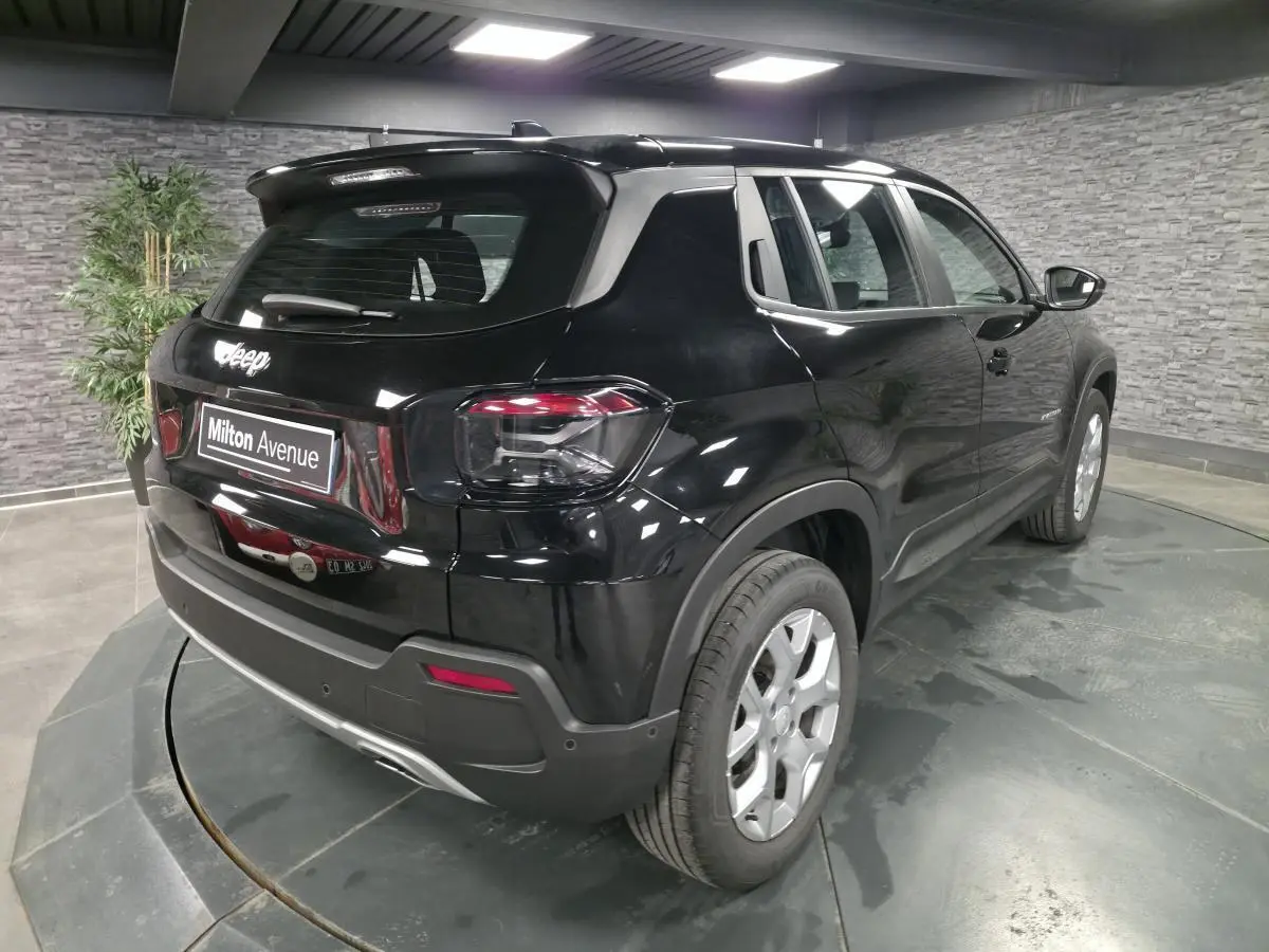 Vue 3/4 arrière droite du Jeep Avenger noir 2024 avec jantes alliage et feux arrière halogènes visibles