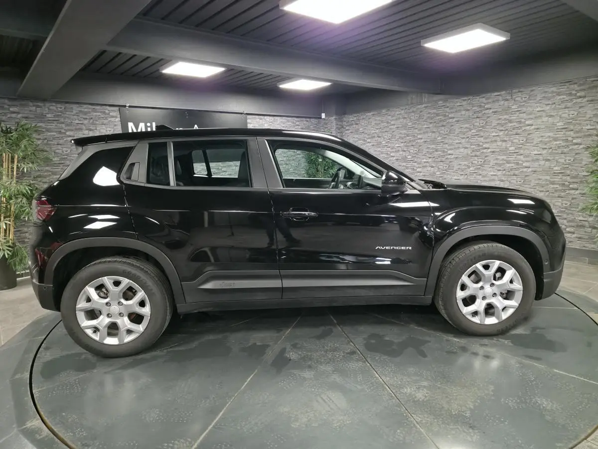 Profil côté gauche du Jeep Avenger noir 2024 avec jantes alliage 17 pouces et logo Avenger visible sur la porte.