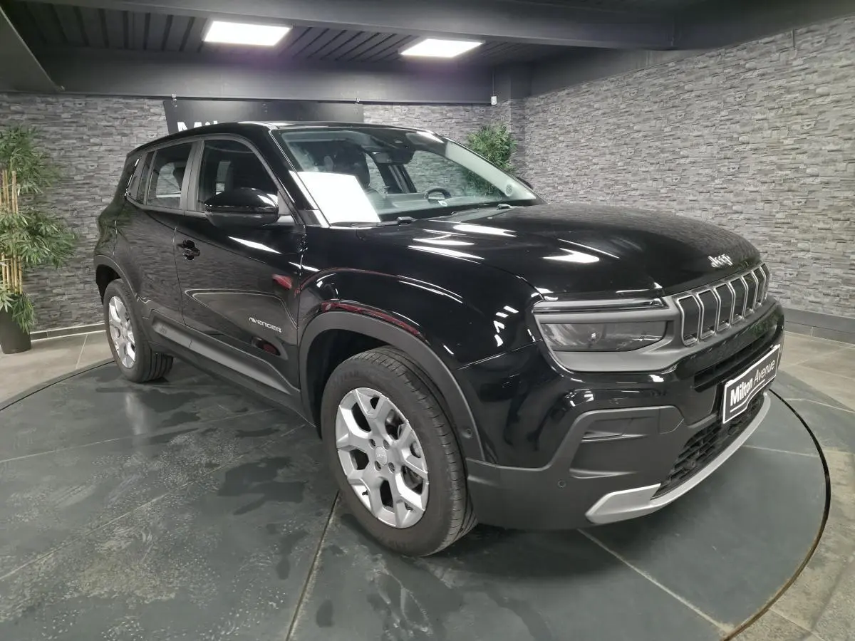 Jeep Avenger noir en 3/4 avant droit, avec calandre distinctive et jantes alliage 17 pouces Silver Gloss.
