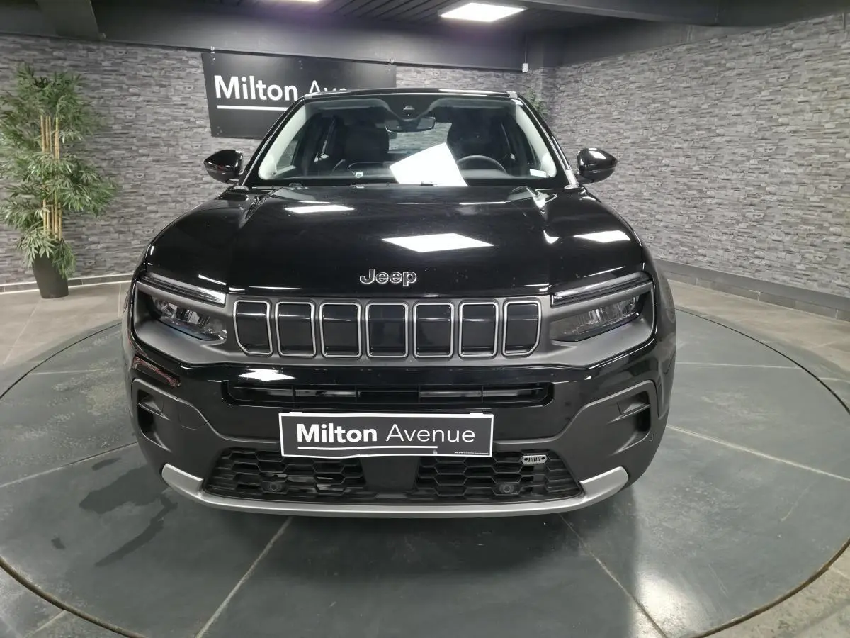 Vue frontale du Jeep Avenger noir 2024 avec calandre à sept fentes et plaque Milton Avenue visible.