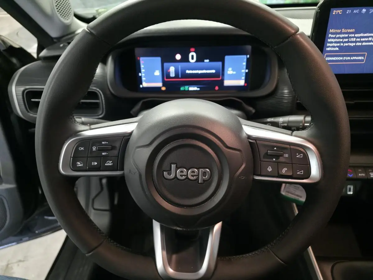 Volant en TEP noir avec logo Jeep, vue frontale du tableau de bord numérique 10,25 pouces du Jeep Avenger 2024.