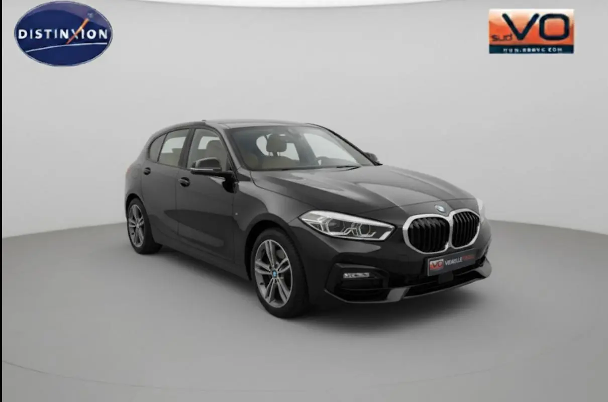 BMW Série 1 F40 118d noire vue en 3/4 avant droit avec jantes alliage 17 pouces dans studio blanc.