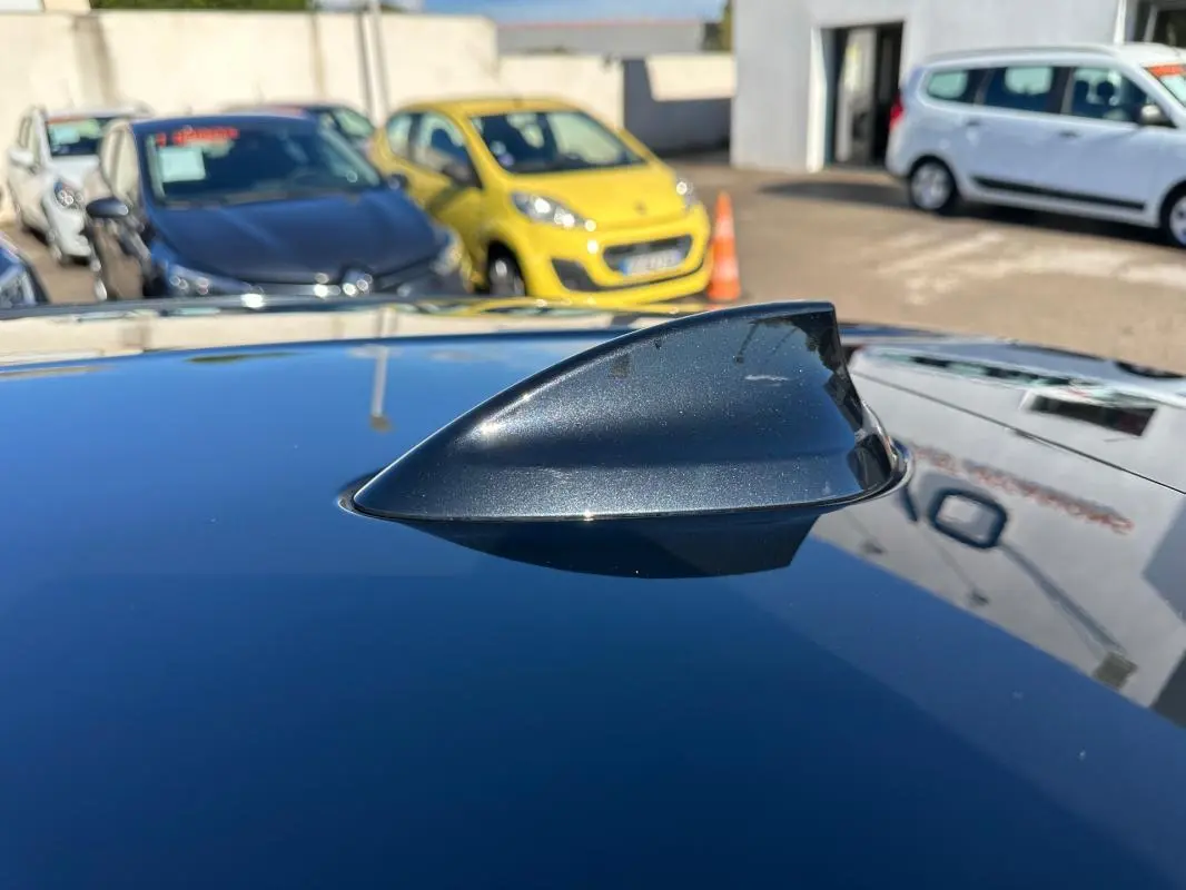 Antenne requin noire sur le toit brillant d'une BMW Série 1 F40 118d Edition Sport vue en gros plan extérieur.