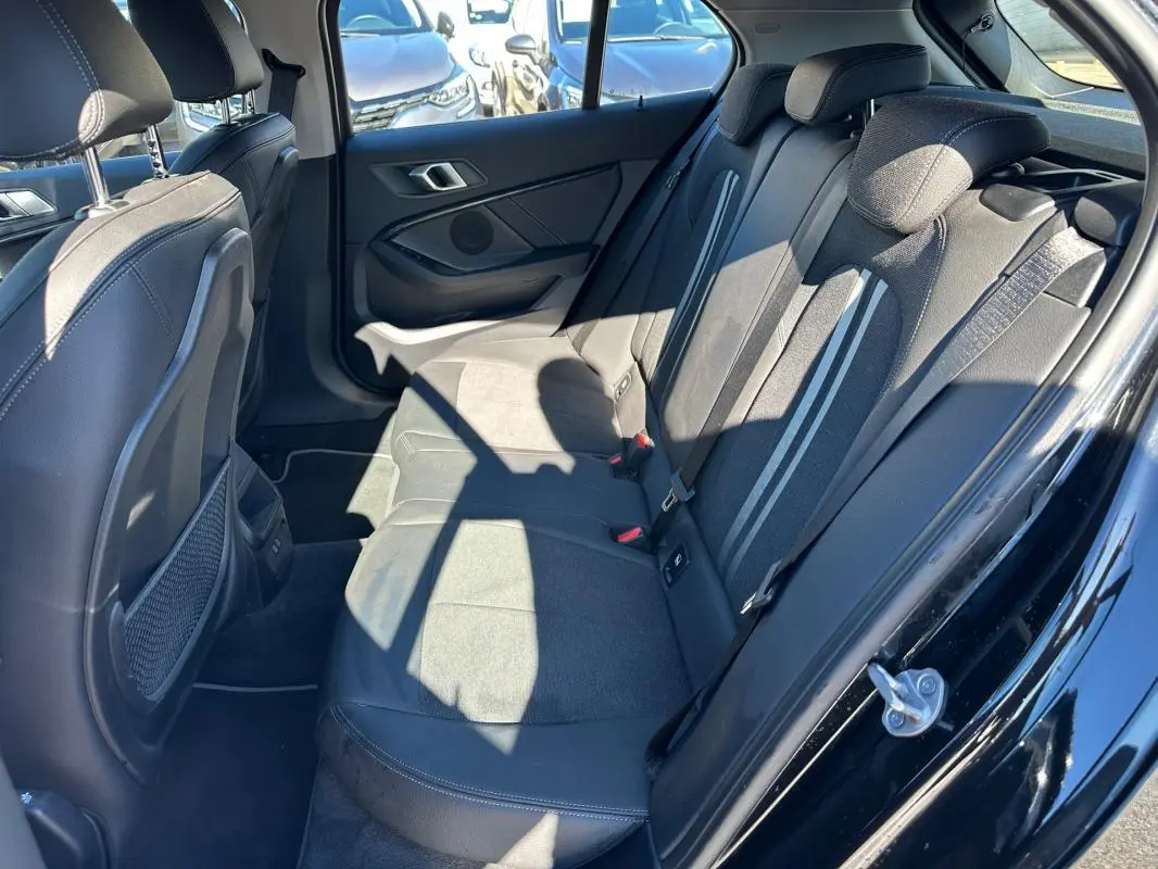 Vue côté droit de la banquette arrière noire en tissu et cuir de la BMW Série 1 F40 Edition Sport 2021.