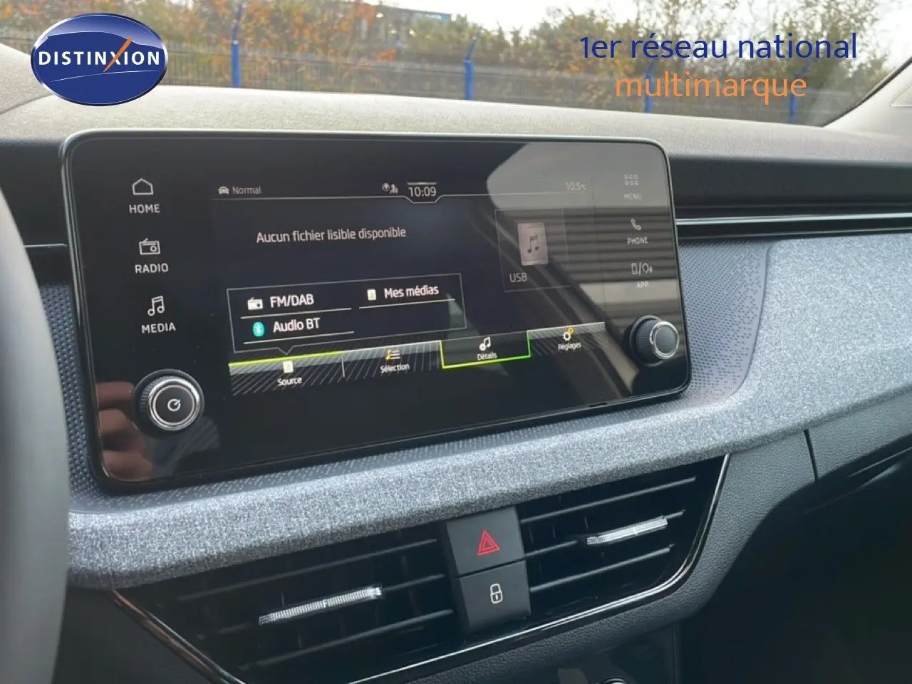 Intérieur du Skoda Kamiq 1.0 TSI gris argent, vue sur l'écran tactile central et la console de bord moderne.