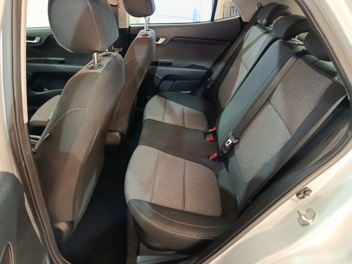 Vue intérieure côté droit des sièges arrière gris clair et tissu du Kia Stonic 1.0 T-GDI 100 Urban 2022, avec ceinture de sécurité visible.