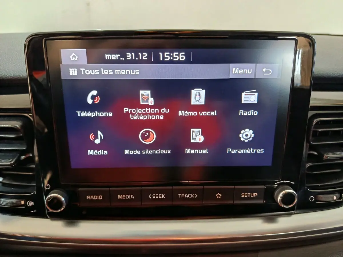 Écran tactile central du tableau de bord du Kia Stonic gris clair, affichant le menu principal multimédia.